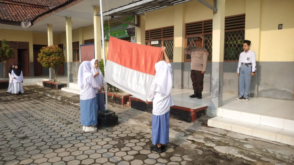 Kanit Samapta Polsek Pandeglang Pimpin Upacara Bendera di MA Ar Rohman Pandeglang 3 WhatsApp Image 2023 11 13 at 10.25.37