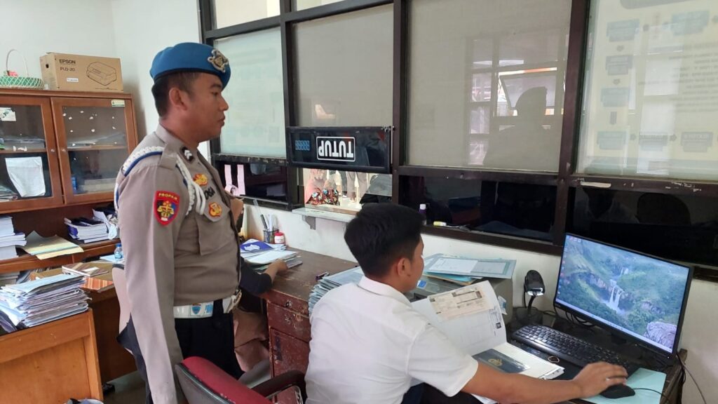 Sipropam Polres Pandeglang Lakukan Patroli Pengawasan di Kantor Samsat Pandeglang 1 WhatsApp Image 2023 11 13 at 10.52.46