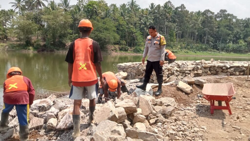 Giat Sambang dan Silaturahmi Bhabinkamtibmas Polsek Cikedal di Proyek Situ Gonggong 10 WhatsApp Image 2023 11 13 at 12.21.31