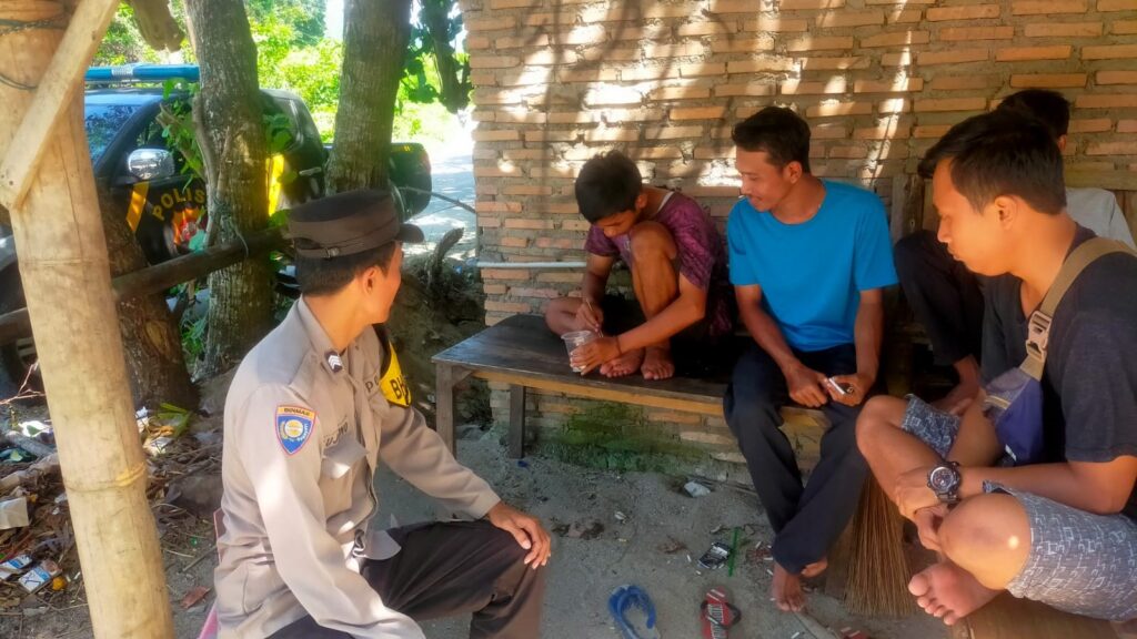 Bhabinkamtibmas Polsek Sumur Terus Lakukan Patroli dan Sambang untuk Ciptakan Kamtibmas yang Aman 9 WhatsApp Image 2023 11 13 at 12.53.05