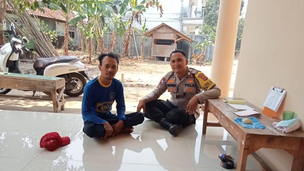 Bhabinkamtibmas Polsek Cikedal Terus Lakukan Sambang dan Silaturahmi untuk Ciptakan Kedekatan dengan Masyarakat 8 WhatsApp Image 2023 11 13 at 13.09.35