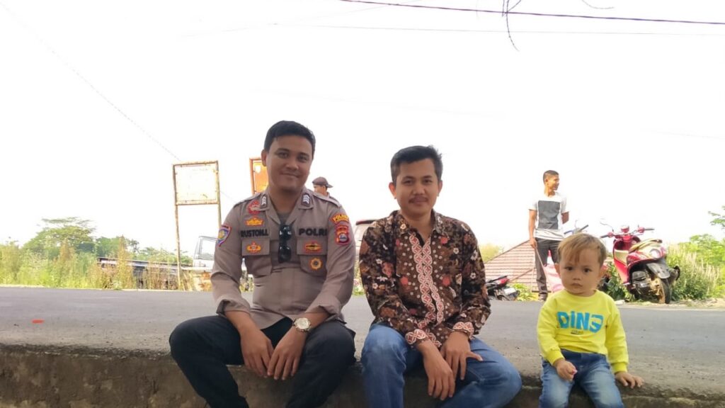 Bhabinkamtibmas Polsek Angsana, Bangun Kedekatan dengan Masyarakat Melalui Kegiatan Sambang 6 WhatsApp Image 2023 11 13 at 15.05.23