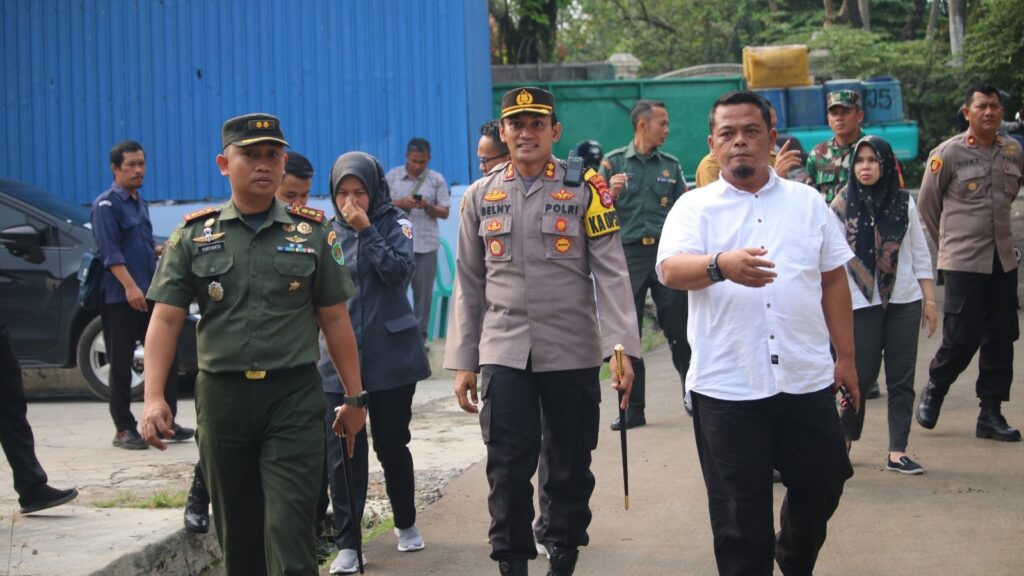 Kapolres Pandeglang dan Dandim 0601 Cek Gudang Logistik KPU Menjelang Pemilu 2024 10 WhatsApp Image 2023 11 13 at 16.40.06