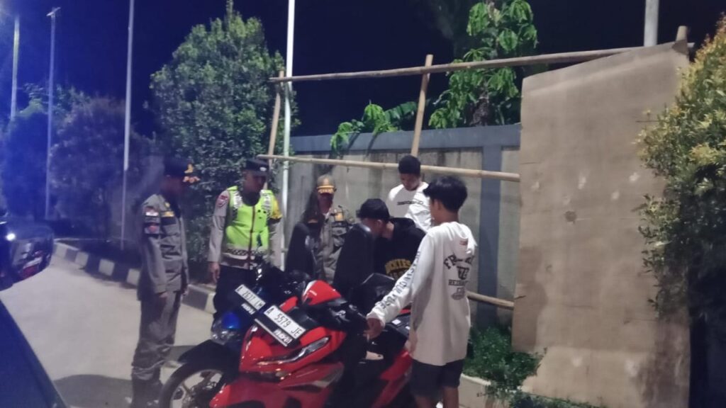 Polsek Cikedal Gelar Patroli Rutin Malam Antisipasi Kejahatan di Cikedal 7 WhatsApp Image 2023 11 13 at 23.29.18