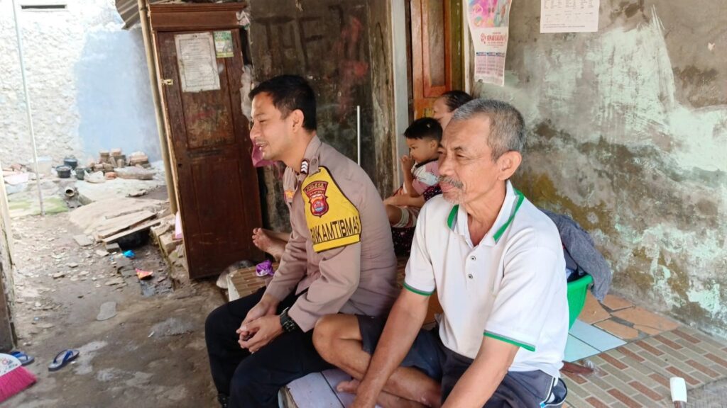 Bhabinkamtibmas Polsek Menes Melaksanakan Door To Door System untuk Meningkatkan Kemitraan dengan Warga 1 WhatsApp Image 2023 11 14 at 08.14.29