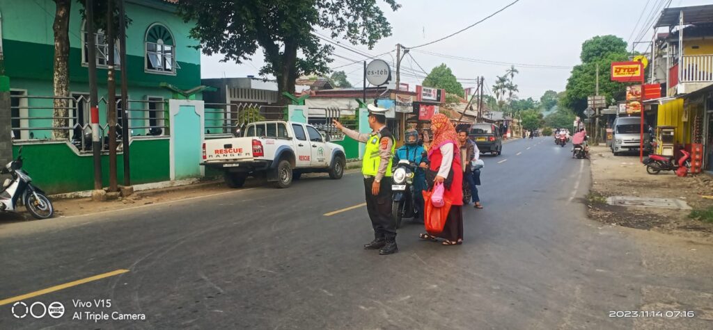 Personil Polsek Menes Rutin Lakukan Pengaturan Arus Lalu Lintas di Awal Pekan 2 WhatsApp Image 2023 11 14 at 08.55.59