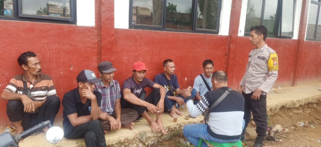 Polsek Cimanggu Akselerasi Komunikasi dengan Warga: Pesan Kamtibmas dan Anti Hoax Disampaikan dengan Antusias 4 WhatsApp Image 2023 11 14 at 09.29.18