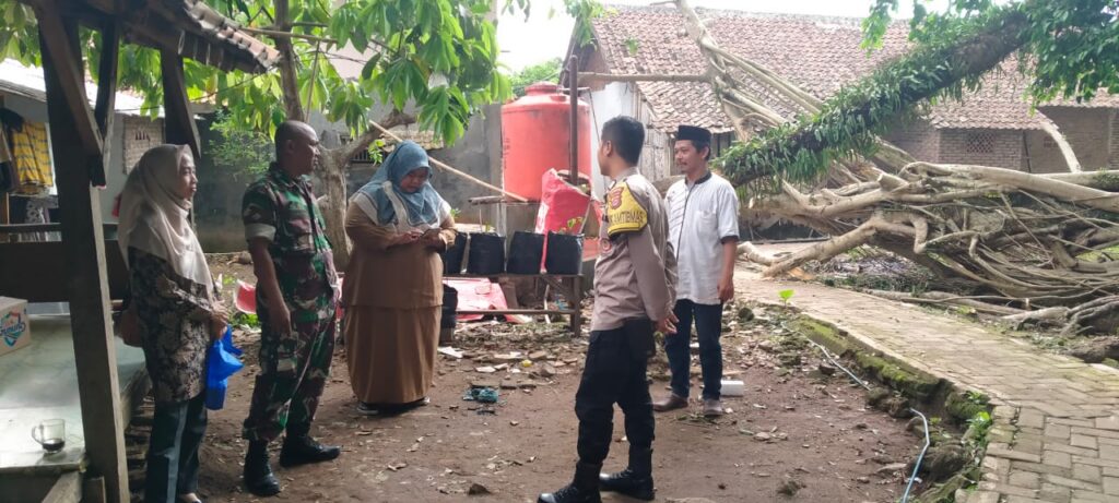 Bhabinkamtibmas Polsek Pandeglang, Jalin Kemitraan dengan Warga di Kp. Ciekek Hilir 5 WhatsApp Image 2023 11 14 at 09.34.05