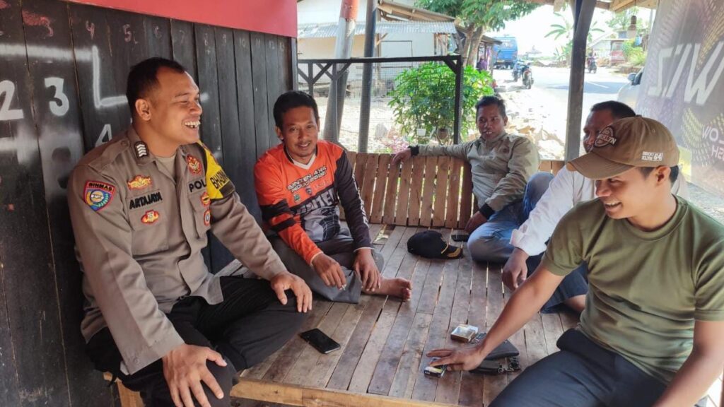 Polsek Cibaliung Tingkatkan Kedekatan dengan Masyarakat melalui Door to Door System 10 WhatsApp Image 2023 11 15 at 10.50.36