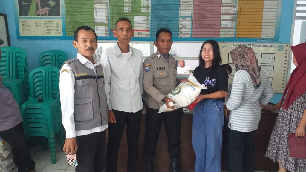 Polsek Carita Amankan Penyaluran Bantuan Sosial untuk Masyarakat 9 WhatsApp Image 2023 11 15 at 12.20.42