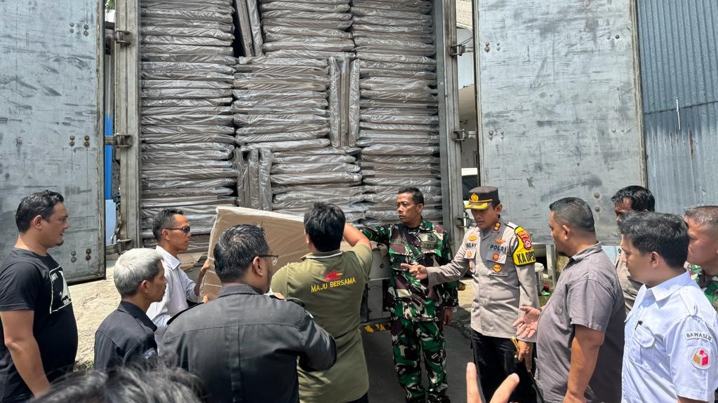 Kapolres Pandeglang Pantau Pendistribusian Tahap Pertama Logistik Pemilu 2024 2 WhatsApp Image 2023 11 15 at 12.33.02