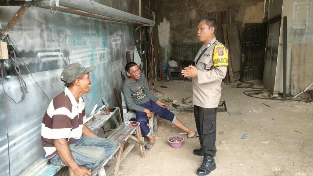 Bhabinkamtibmas Polsek Pandeglang Jalin Kedekatan dengan Warga Binaan di Kp. Maja Tengah 8 WhatsApp Image 2023 11 15 at 19.39.51