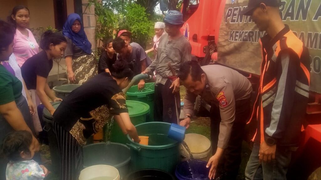 Bhabinkamtibmas Polsek Panimbang Ikut Serta Penyaluran Air Bersih 6 WhatsApp Image 2023 11 16 at 10.16.04