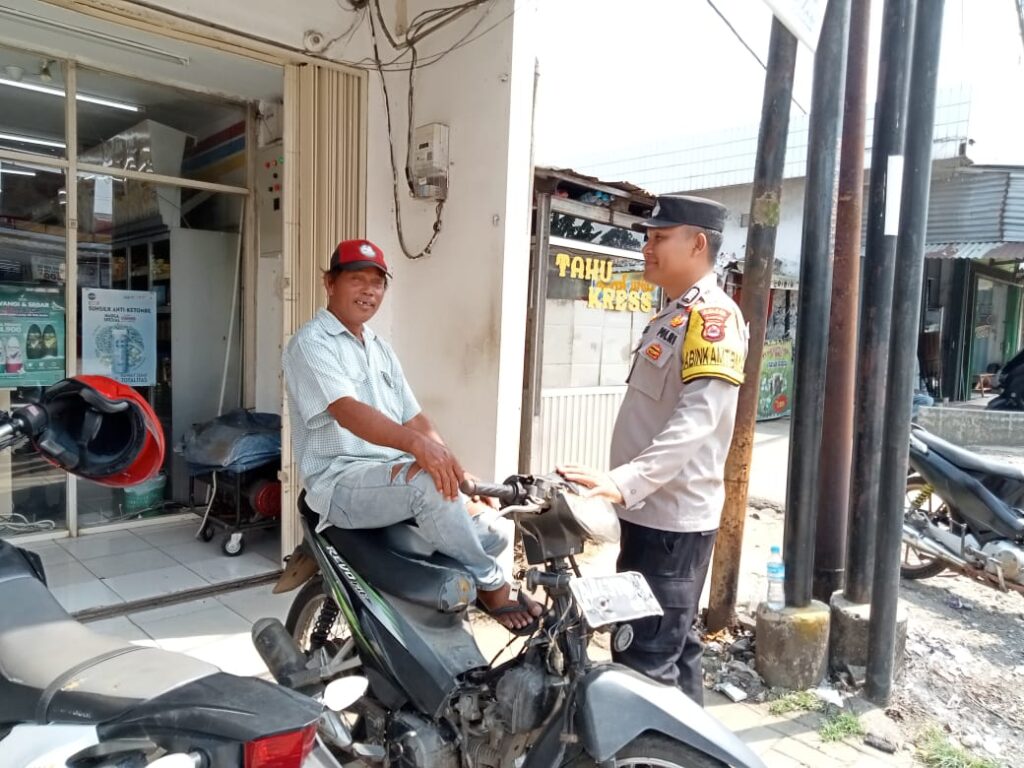 Bhabinkamtibmas Polsek Cikedal Sosialisasikan Keselamatan Berlalu Lintas kepada Tukang Ojek 9 WhatsApp Image 2023 11 16 at 11.26.30