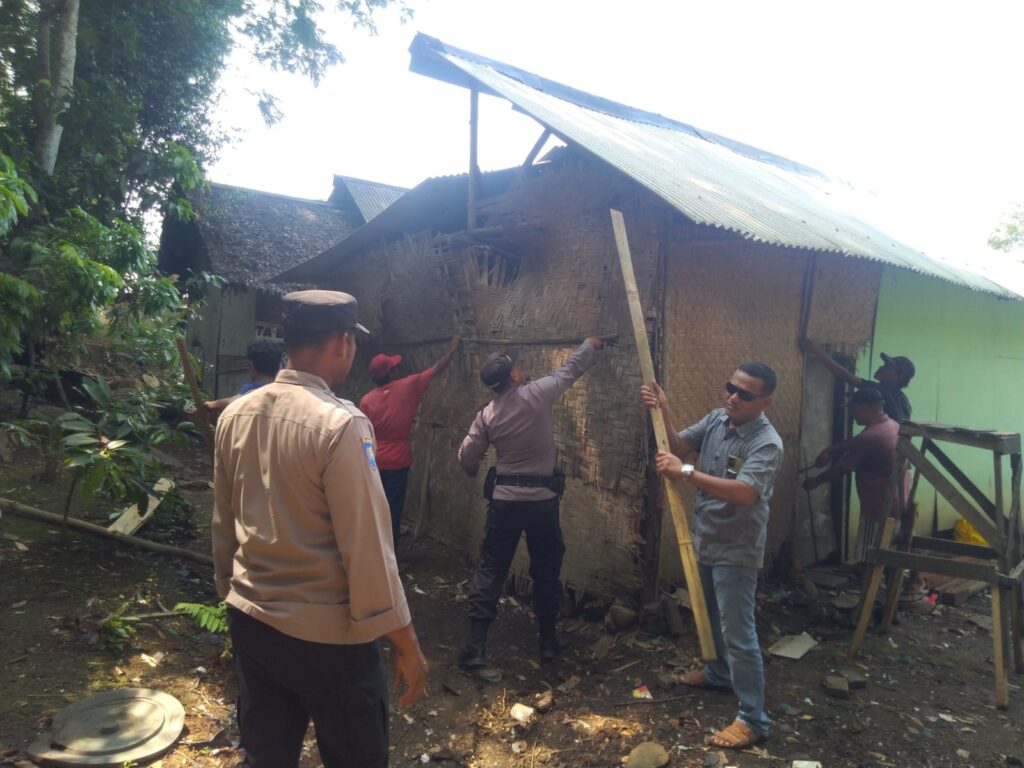 Kapolsek Carita Bedah Rumah Ibu Sumaenah yang Tak Layak Huni 1 WhatsApp Image 2023 11 16 at 12.53.43