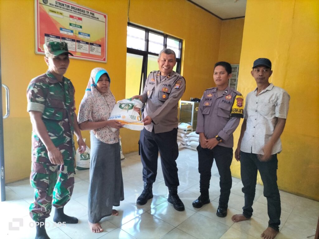 Kapolsek Pagelaran Pantau Penyaluran Bantuan Pangan Beras Tahap VI 2 WhatsApp Image 2023 11 16 at 12.55.51