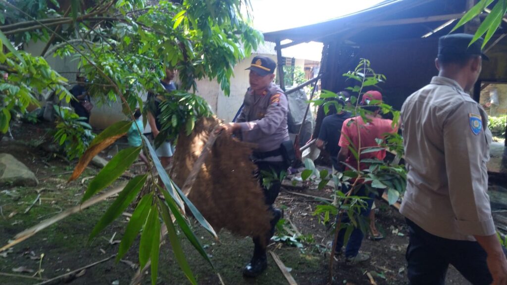 Kapolsek Carita dan Anggota Polsek Salurkan Bantuan Bedah Rumah untuk Warga Kurang Mampu 7 WhatsApp Image 2023 11 16 at 13.50.39