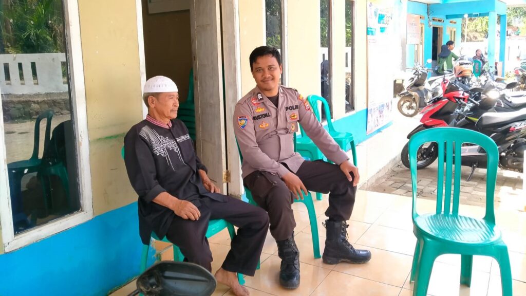 Bhabinkamtibmas Polsek Angsana Sambangi Warga Ajak Bijak dalam Bermedsos 4 WhatsApp Image 2023 11 16 at 19.01.13