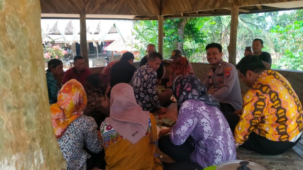 Bhabinkamtibmas Polsek Angsana Laksanakan Sambang Dan Berikan Pesan Kamtibmas 3 WhatsApp Image 2023 11 16 at 19.05.29