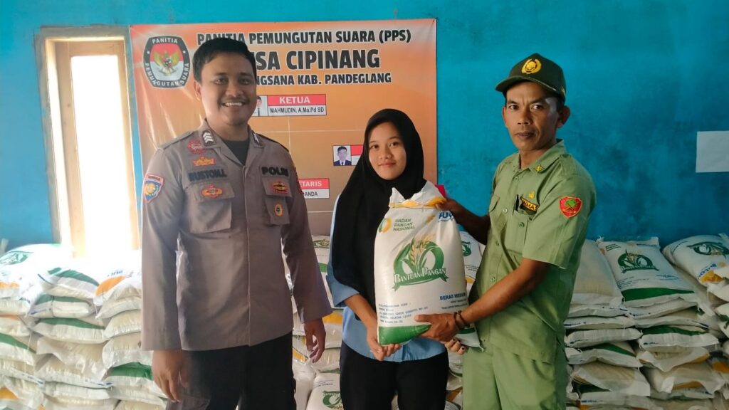 Bhabinkamtibmas Polsek Angsana Dampingi Pendistribusian Bantuan Pangan Dari Kemensos 3 WhatsApp Image 2023 11 16 at 19.12.32