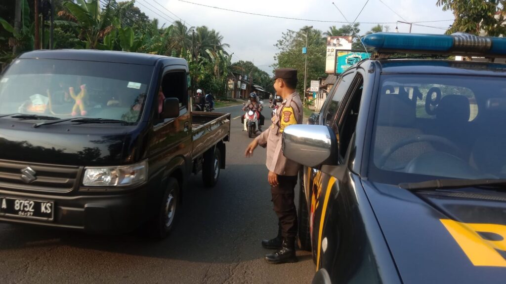 Polsek Cikedal Gelar Giat Hatur Sore untuk Menjaga Kelancaran Lalu Lintas 1 WhatsApp Image 2023 11 17 at 00.28.33