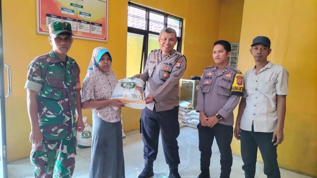 Polsek Pagelaran Aktif Terlibat dalam Pendistribusian Bantuan Pangan (Beras) 9 WhatsApp Image 2023 11 17 at 01.40.09