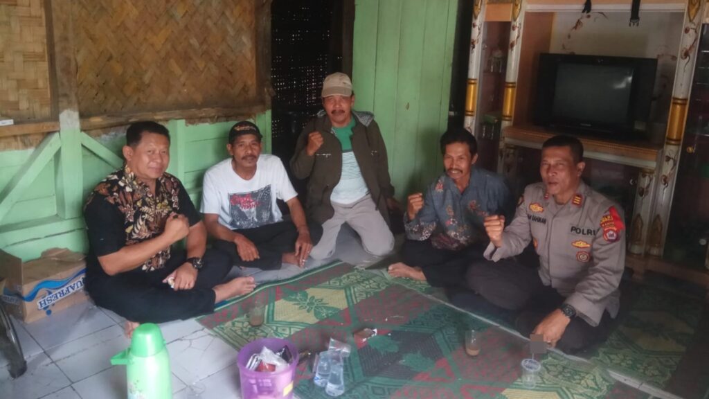 Dekatkan Diri Dengan Masyarakat, Kapolsek Angsana Sambangi Warga Kp. Ciawi Ds. Cipinang 5 WhatsApp Image 2023 11 17 at 08.43.57
