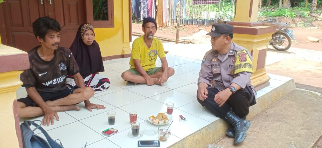 Bhabinkamtibmas Polsek Pandeglang Ajak Warga Bergerak Bersama dalam Menjaga Kamtibmas dan Mengantisipasi Bencana Alam 6 WhatsApp Image 2023 11 17 at 08.48.35