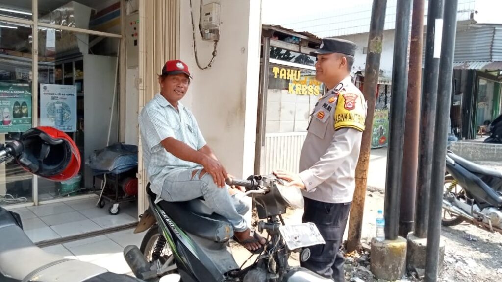 Polsek Cikedal Gencar Sosialisasi Keselamatan Berlalu Lintas kepada Ojek Pangkalan 5 WhatsApp Image 2023 11 17 at 09.04.03