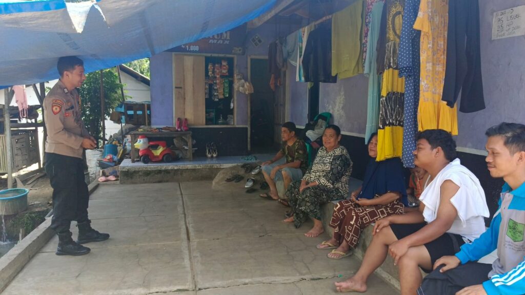Bhabinkamtibmas Polsek Menes Terus Sambangi Warga untuk Tingkatkan Keamanan dan Ketertiban 6 WhatsApp Image 2023 11 17 at 09.06.48