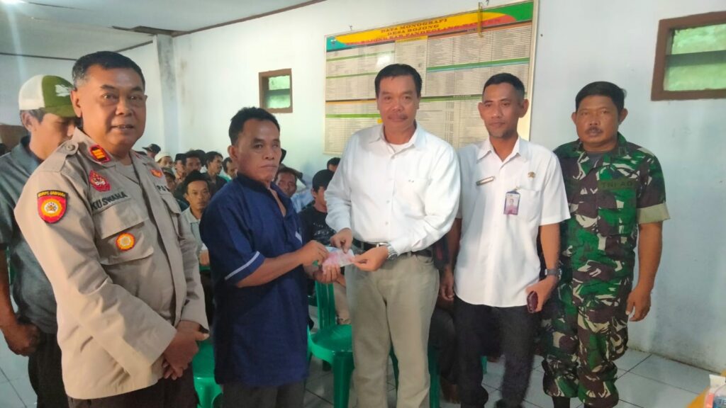 Polsek Bojong Awasi dan Amankan Penyaluran Dana Insentif Perangkat Desa Bojong 7 WhatsApp Image 2023 11 17 at 09.09.47