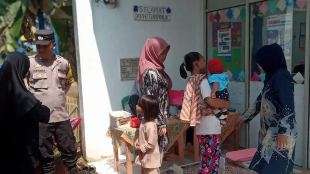 Bhabinkamtibmas Polsek Cikedal Sambangi Posyandu dan Silaturahmi dengan Masyarakat 8 WhatsApp Image 2023 11 17 at 09.13.49
