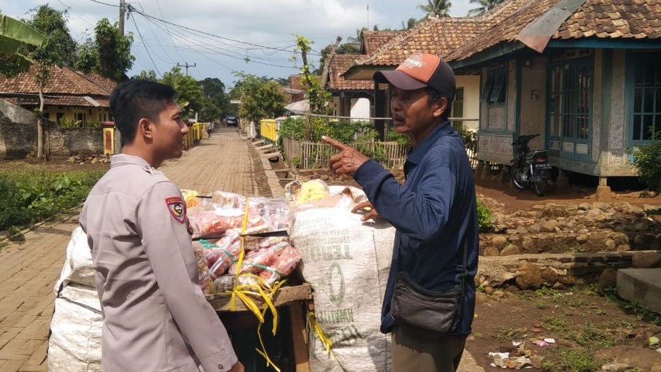 Polsek Cikedal Ingatkan Pedagang Kerupuk Keliling untuk Waspada 3 WhatsApp Image 2023 11 18 at 10.38.11