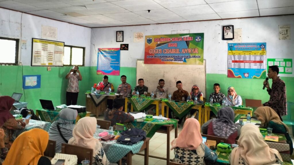 Hadiri Kegiatan Kelompok Kerja Guru, Bhabinkamtibmas Polsek Angsana Berikan Pesan Kamtibmas 2 WhatsApp Image 2023 11 18 at 14.01.30