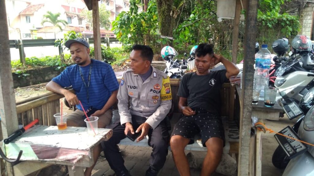 Personil Polsek Carita Lakukan Patroli dan Himbauan di Wisata Pantai 1 WhatsApp Image 2023 11 18 at 17.43.46