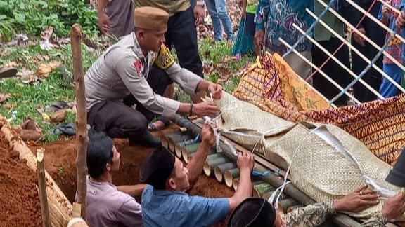 Bhabinkamtibmas Polsek Carita Menunjukkan Kepedulian dalam Pemakaman Warga Binaan 3 WhatsApp Image 2023 11 23 at 12.07.35