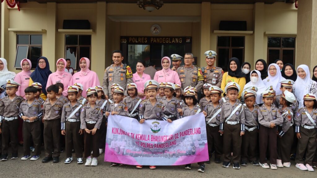 Kapolres Pandeglang Sambut Kunjungan Anak-Anak TK Kemala Bhayangkari ke Mako Polres Pandeglang 2 WhatsApp Image 2023 11 24 at 11.41.21