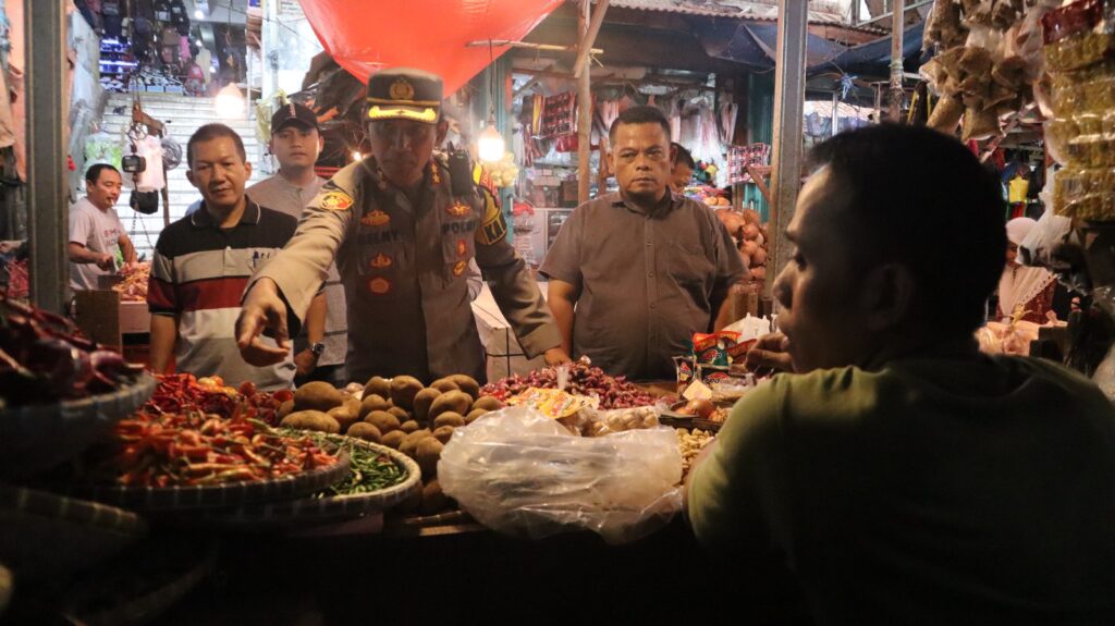 Kapolres Pandeglang Memimpin Cek Ketersediaan Bahan Sembako Menjelang Natal dan Tahun Baru di Pasar Badak 9 WhatsApp Image 2023 12 12 at 13.47.38