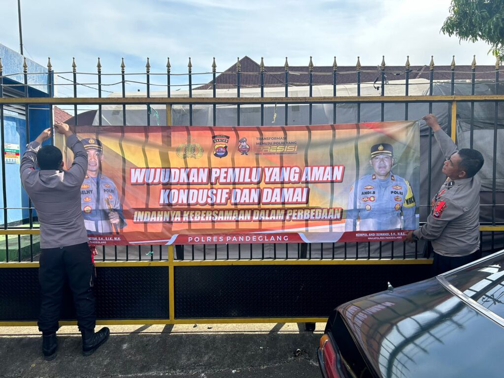 Polres Pandeglang Sosialisasikan Pemilu Damai melalui Pemasangan Spanduk Kamtibmas di Tempat Wisata dan Pusat Keramaian 4 WhatsApp Image 2023 12 16 at 09.32.53