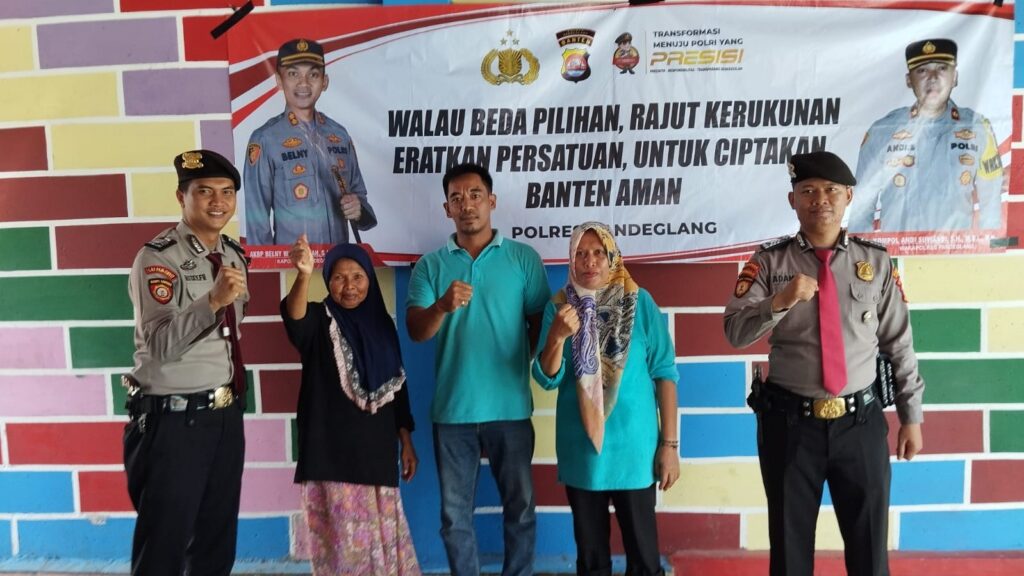 Polres Pandeglang Gencar Ajak Masyarakat Jaga Pemilu Damai Lewat Pemasangan Spanduk di Obyek Wisata Cisolong 1 WhatsApp Image 2023 12 17 at 15.31.28