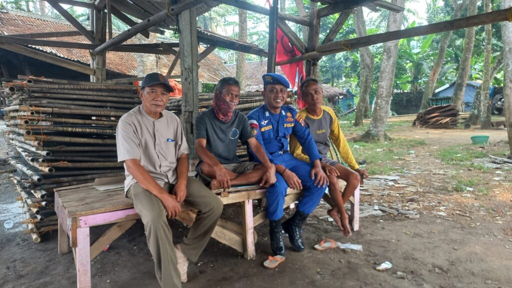Satpolair Polres Pandeglang Dekatkan Diri dengan Nelayan Teluk Panimbang: Ajak Sukseskan Pemilu dan Jaga Kamtibmas 2 WhatsApp Image 2023 12 17 at 16.47.48