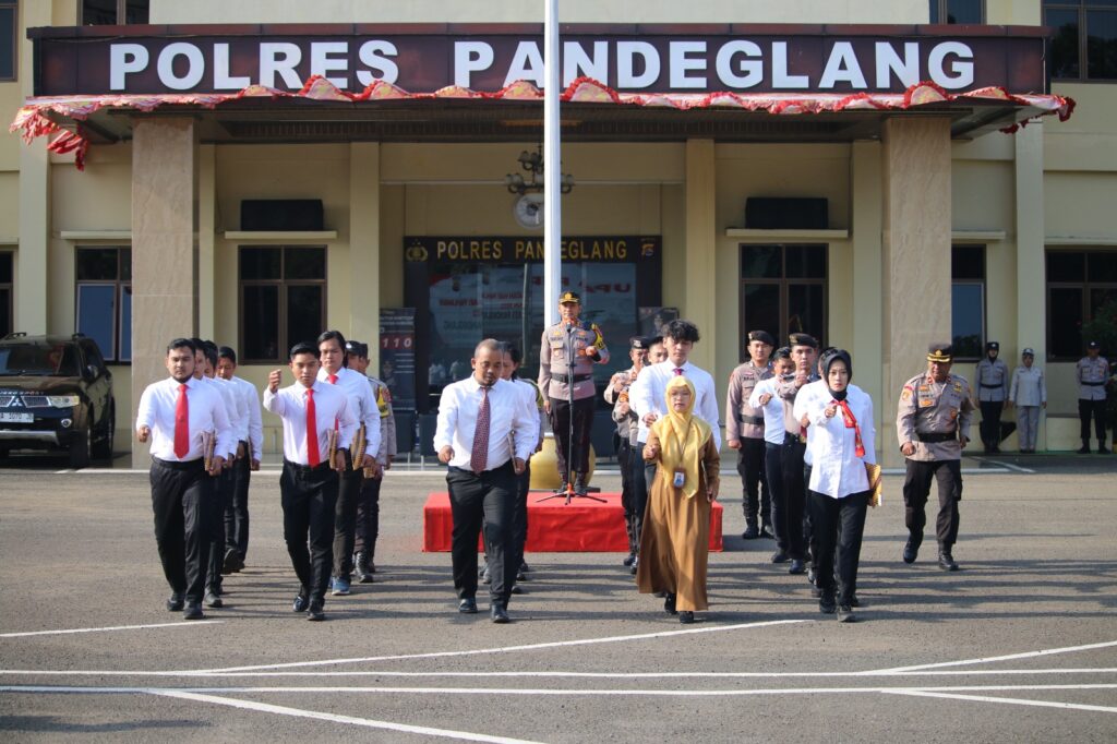 Polres Pandeglang Gelar Upacara Hari Kesadaran Nasional dan Berikan Penghargaan kepada Personel Berprestasi 8 WhatsApp Image 2023 12 18 at 08.18.28