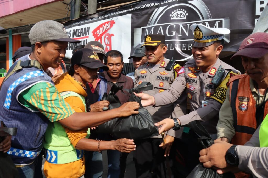 Kapolres Pandeglang Bagikan Bantuan Sosial di Pasar Badak 6 WhatsApp Image 2023 12 19 at 15.28.58