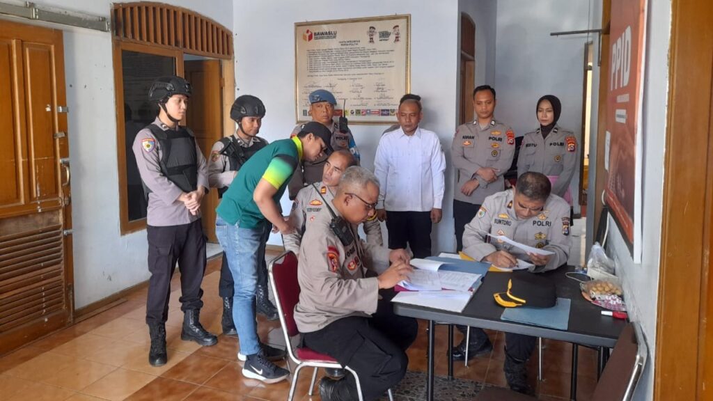 Itwasda Polda Banten Cek Kesiapan Pengamanan Pemilu di Kantor KPU, Bawaslu, dan Gudang Logistik KPU Kabupaten Pandeglang 7 WhatsApp Image 2023 12 21 at 11.05.13