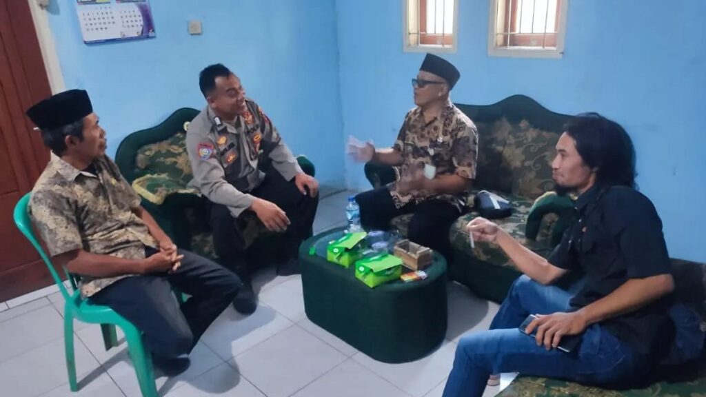 Polsek Cibaliung Lakukan Sambang Door to Door untuk Jalin Komunikasi dan Serap Sspirasi Masyarakat 6 WhatsApp Image 2023 12 21 at 11.55.53