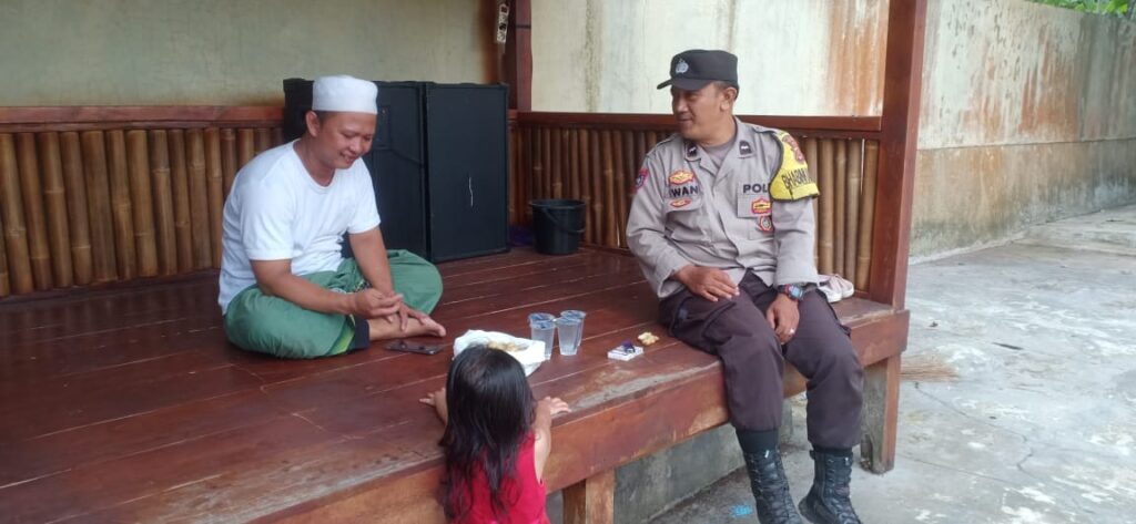 Bhabinkamtibmas Polsek Pandeglang Lakukan Sambang ke Tokoh Agama di Kampung Pakuhaji 1 WhatsApp Image 2023 12 21 at 12.15.16