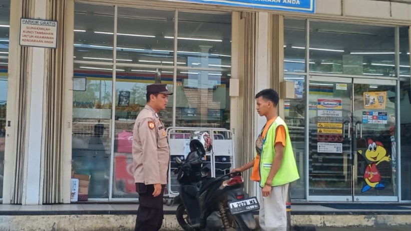 Polsek Menes Berikan Pemahaman dan Himbauan Kepada Tukang Parkir untuk Waspada Terhadap Curanmor 10 WhatsApp Image 2023 12 21 at 13.54.14