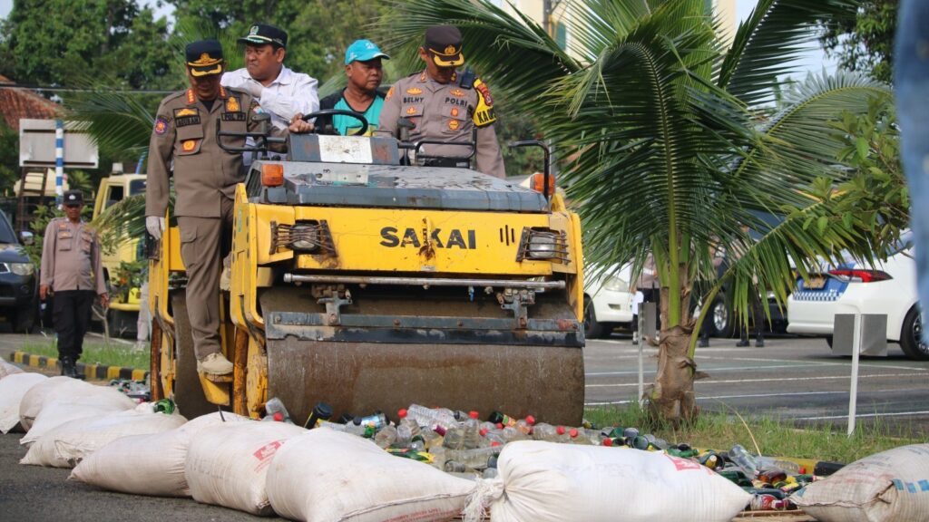 Pemusnahan Ribuan Botol Miras oleh Polres Pandeglang Menjelang Natal dan Tahun Baru 3 WhatsApp Image 2023 12 21 at 17.30.47 1
