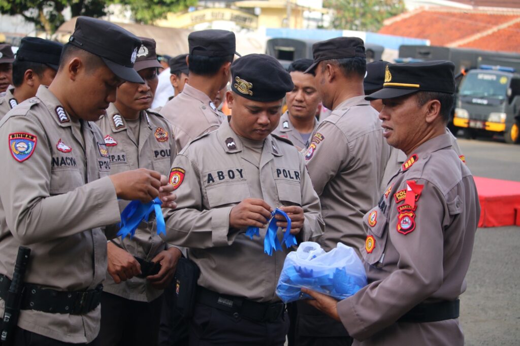 Pita Biru sebagai Tanda Partisipasi Anggota Terhadap Operasi Lilin Maung 2023 Polres Pandeglang 1 WhatsApp Image 2023 12 22 at 09.52.54