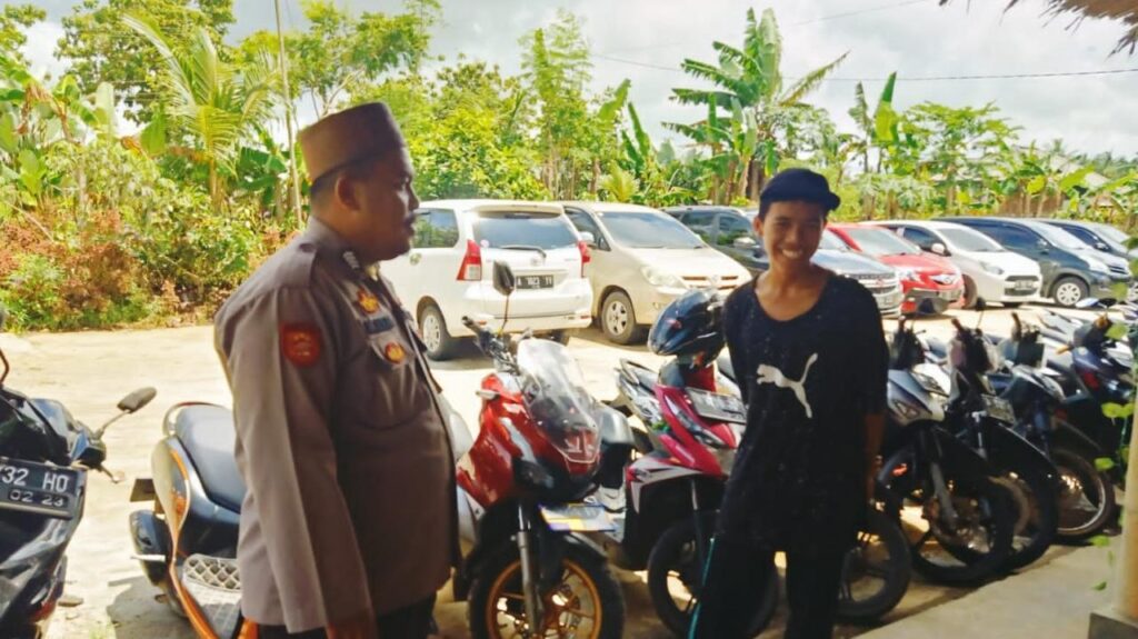 Polsek Cikedal Ciptakan Situasi Kamtibmas Aman Kondusif dengan DDS (Door To Door System) 9 WhatsApp Image 2023 12 23 at 18.09.04